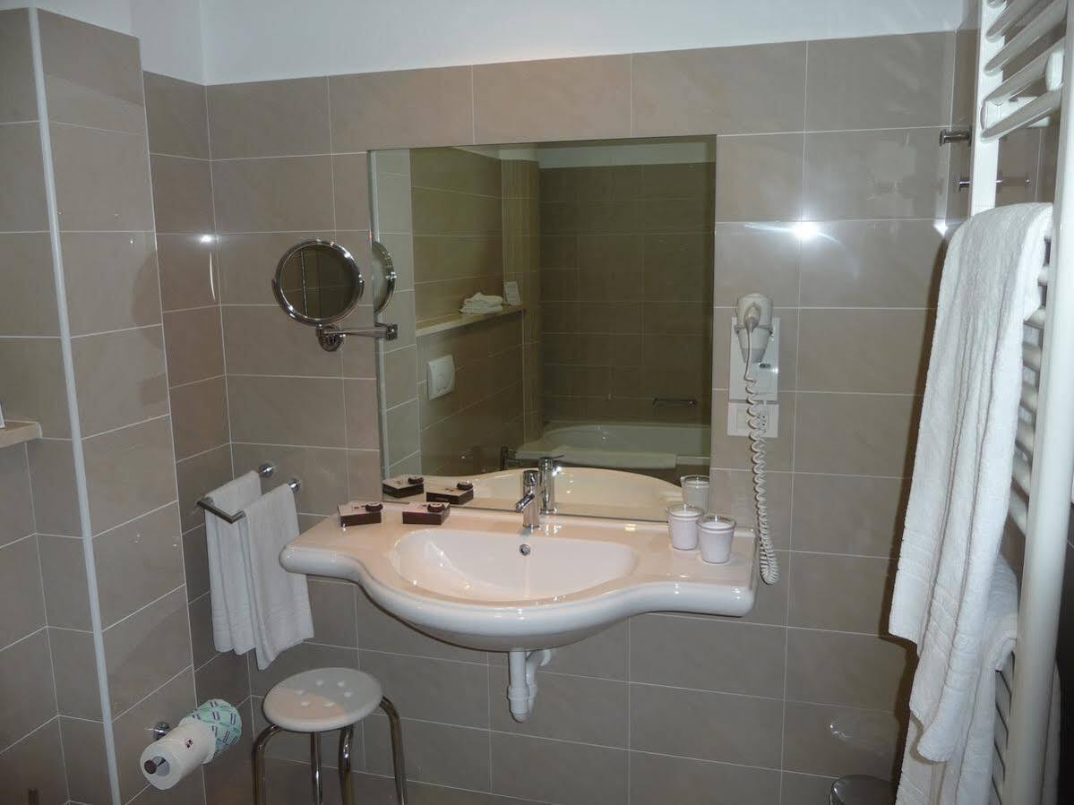 Best Western Ivrea Crystal Palace Banchette D'Ivrea ภายนอก รูปภาพ